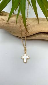 Le Collier Croix : Symbole de Foi et de Style