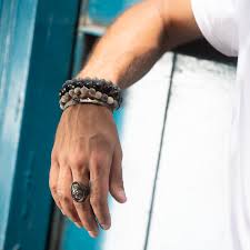 Le Bracelet Perle Homme : Un Accessoire de Mode Tendance et Élégant