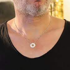 Le Collier pour Homme : Accessoire de Mode Viril et Tendance