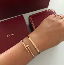 Le Bracelet Clou Cartier : Symbole d’Élégance et de Raffinement