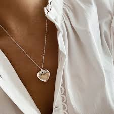 Le Charme Intemporel du Collier Cœur : Symbole d’Affection Élégant