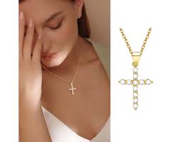 Le Collier Croix : Un Accessoire Indispensable pour la Femme Moderne