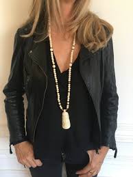 Le Charme Intemporel du Long Collier : Accessoire Élégant et Tendance