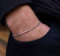 Le Bracelet Fin pour Homme : Élégance Discrète et Style Sophistiqué