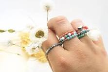 Élégance intemporelle : Sublimez vos mains avec une bague en perle