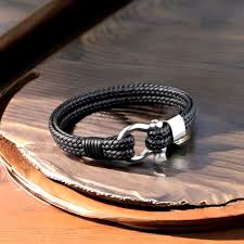Le Bracelet : l’Accessoire Incontournable pour les Hommes Amateurs de Bijoux