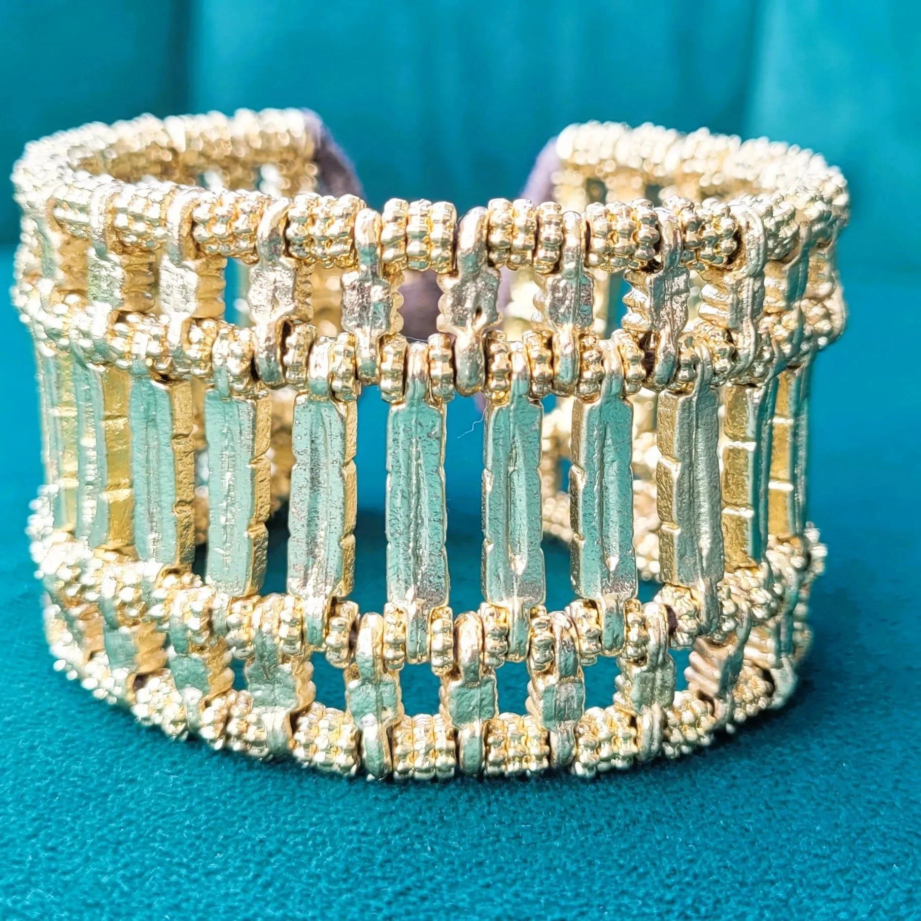 Le Bracelet Manchette Femme : Accessoire Tendance à Adopter