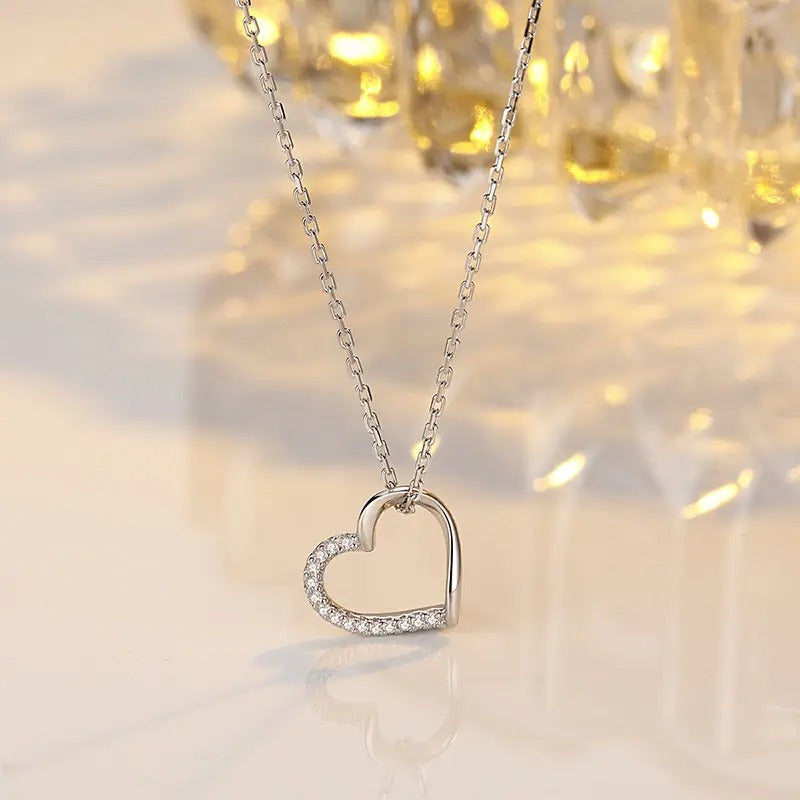 Élégance Intemporelle : Le Collier Cœur en Argent, Symbole d&rsquo;Amour et de Raffinement