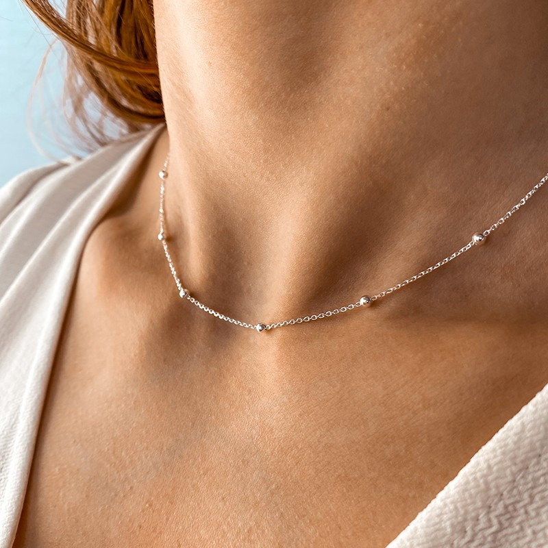Le Charme du Collier Femme Ras de Cou : Élégance au Plus Près du Cou