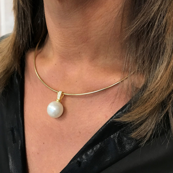 Élégance Intemporelle : Le Collier Grosse Perle, Symbole de Raffinement