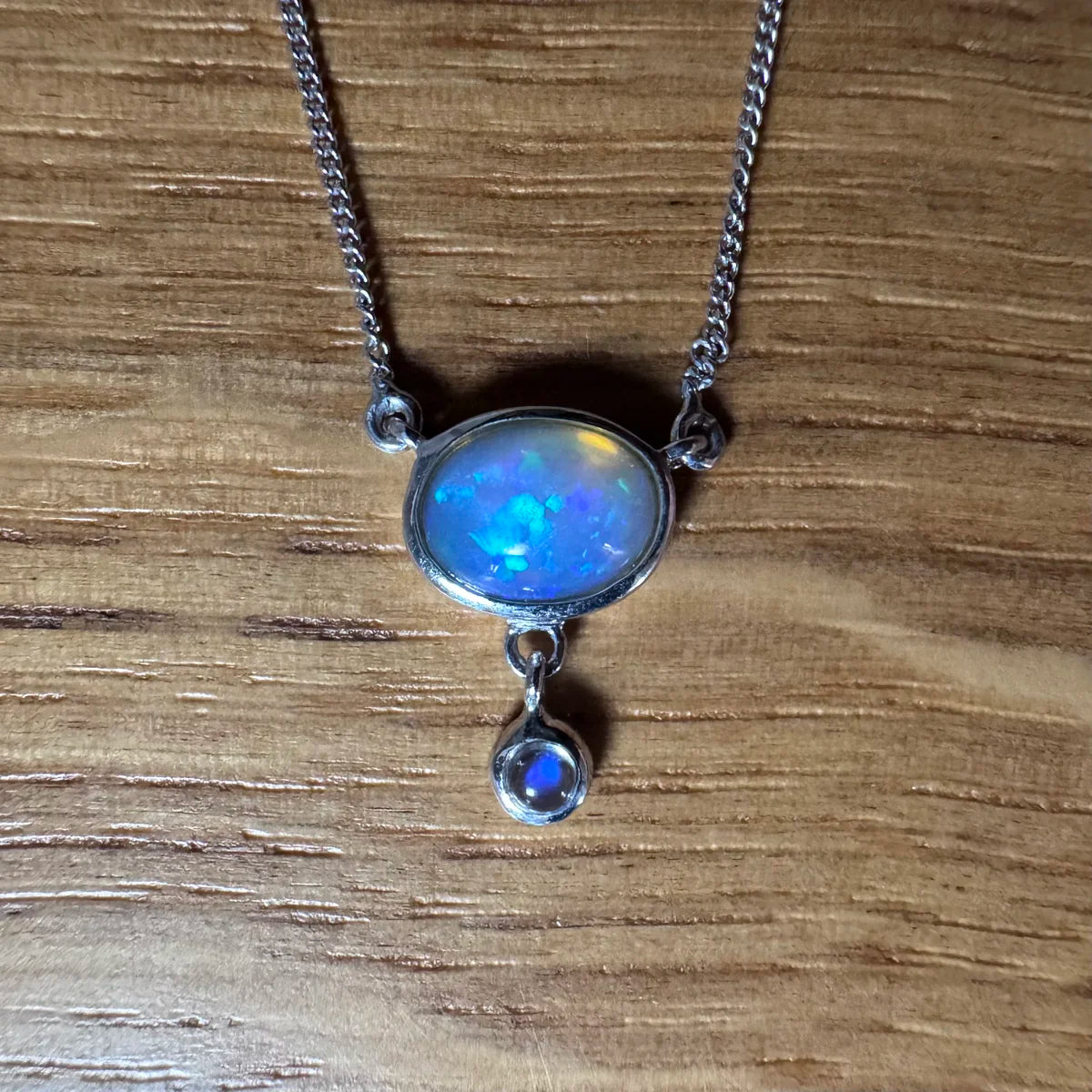 Éclat et Mystère : Le Collier Opale, Bijou d&rsquo;Exception