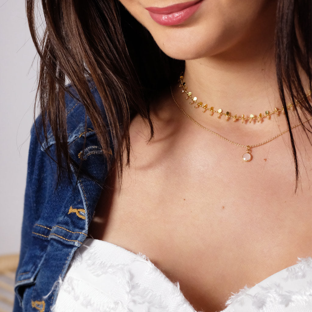 Le Charme du Collier Femme Ras de Cou : Élégance Intemporelle
