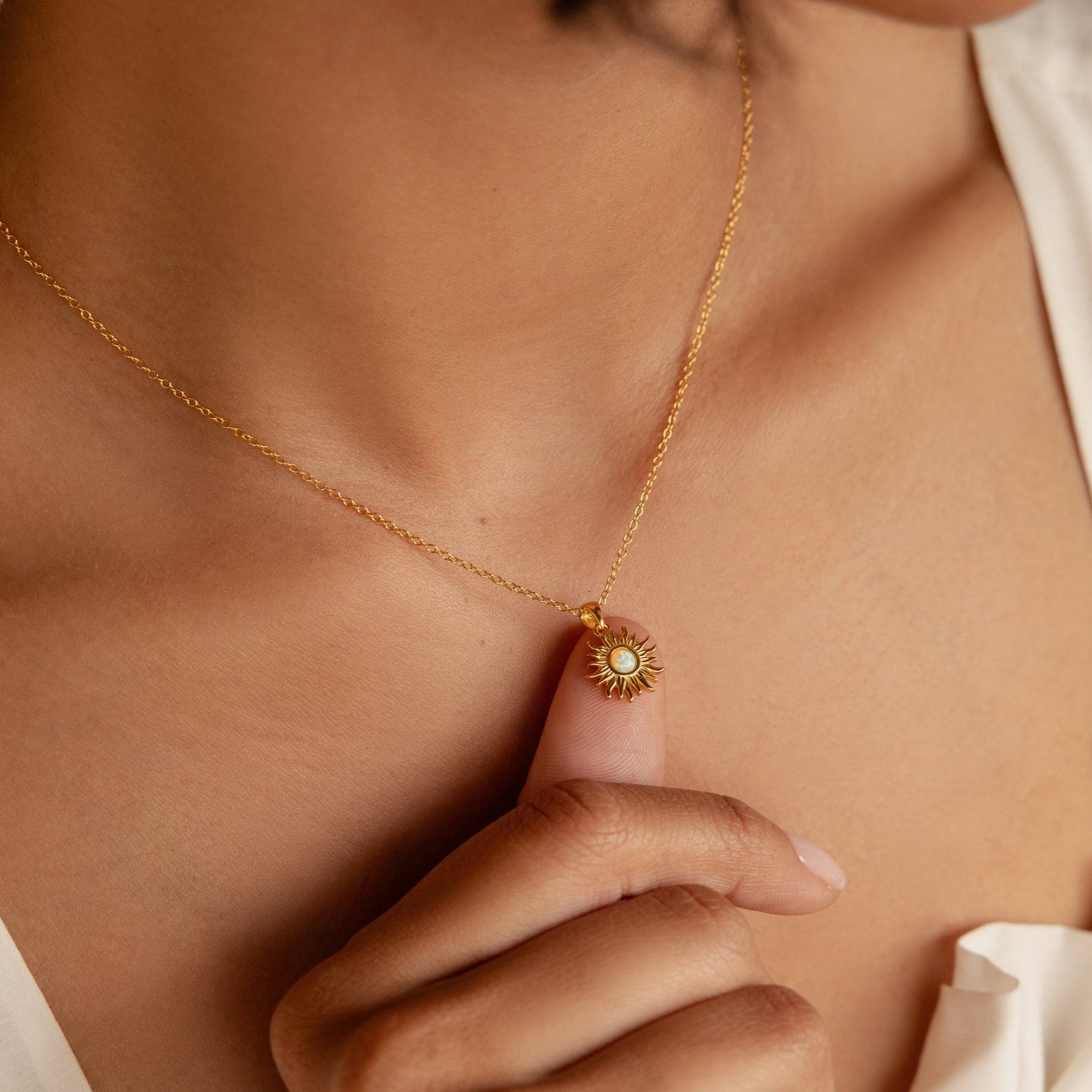 Élégance et Mystère : Le Collier Opale, Bijou d&rsquo;Exception