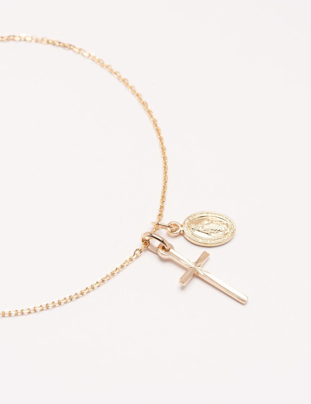 Le Collier en Croix : Symbole de Foi et d&rsquo;Élégance Intemporelle