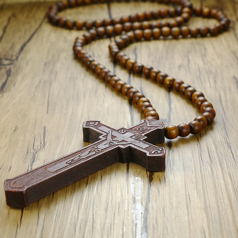 Le Collier Croix : Un Accessoire Incontournable pour l&rsquo;Homme Moderne