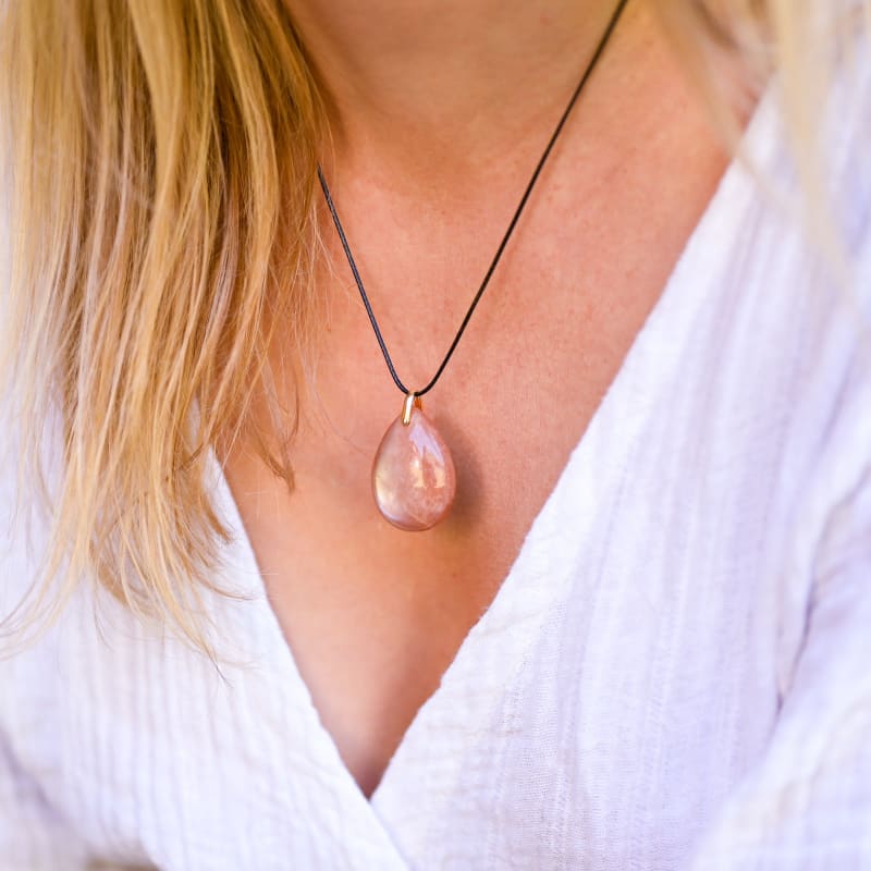 Élégance Lunaire : Le Collier en Pierre de Lune, Symbole de Mystère et de Beauté