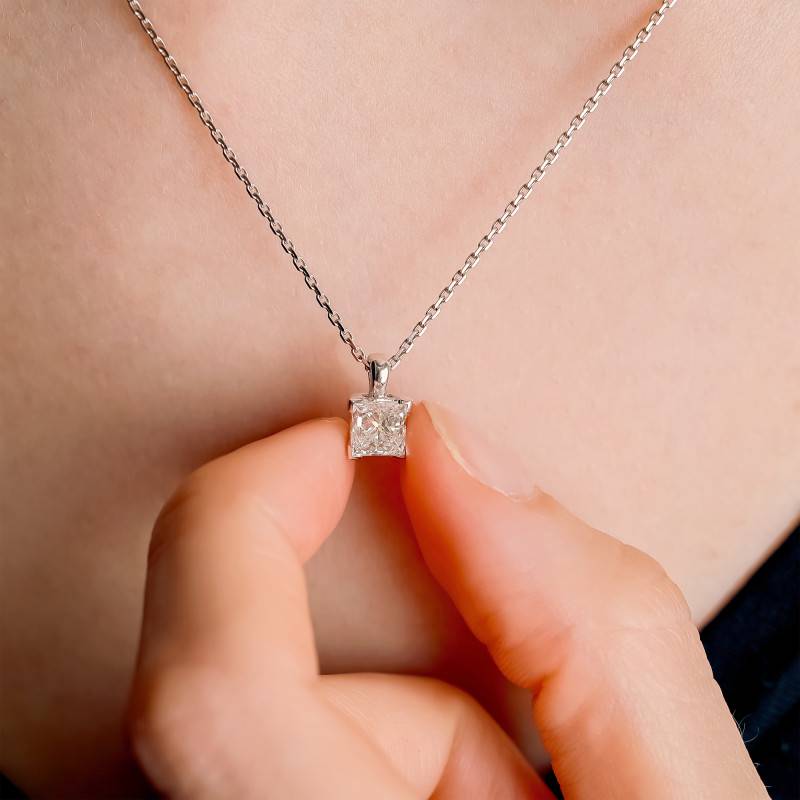 collier avec un diamant