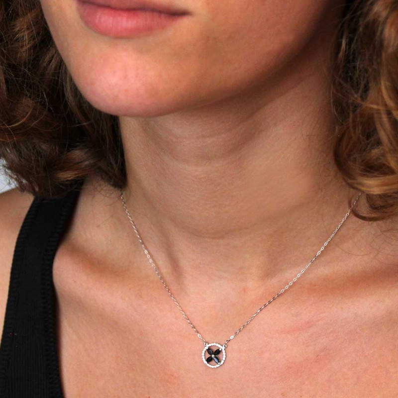Le Charme Élégant du Collier en Or Blanc pour Femme
