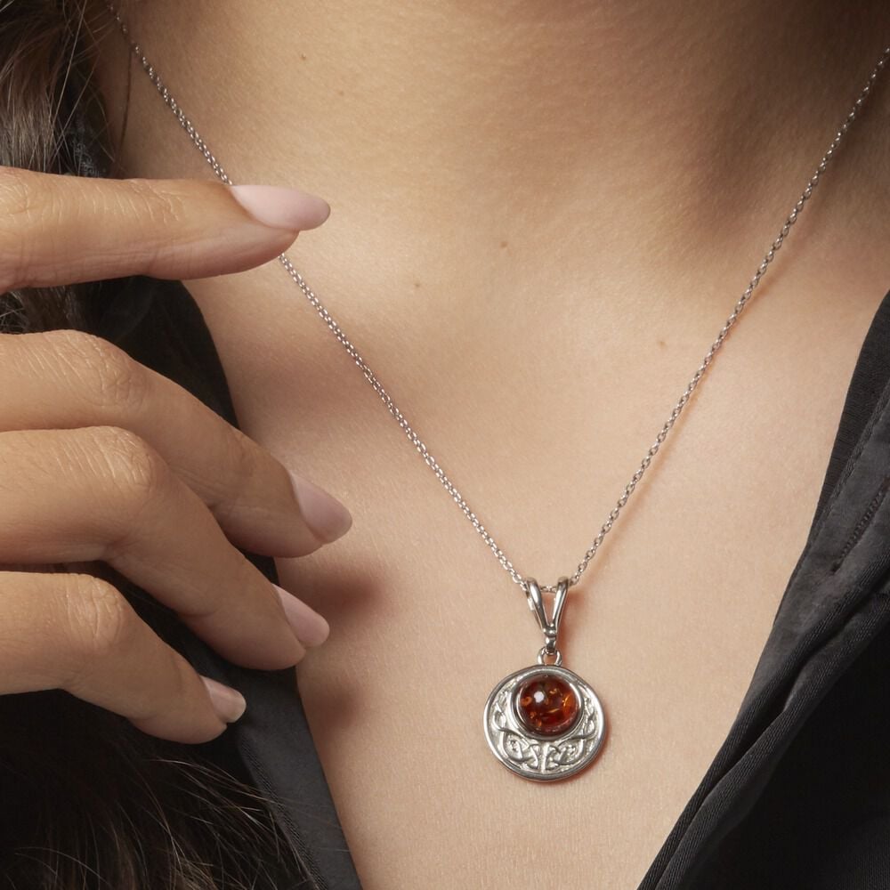 Le Charme Intemporel du Collier Ambre pour Femme