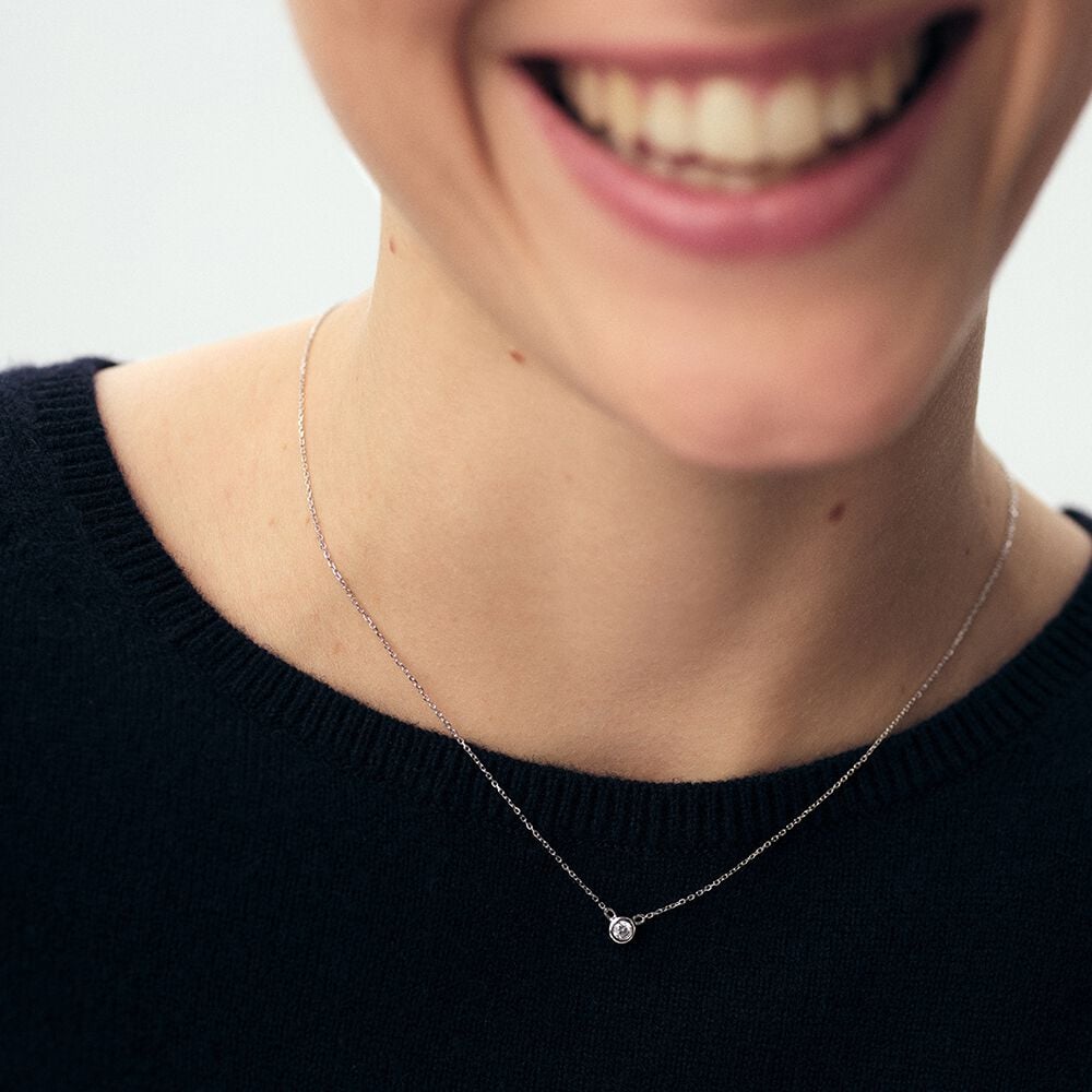 Le Charme du Collier Femme Ras du Cou : Élégance Intemporelle et Tendance