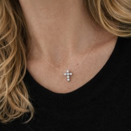 Collier croix femme argent : élégance intemporelle et symbole précieux