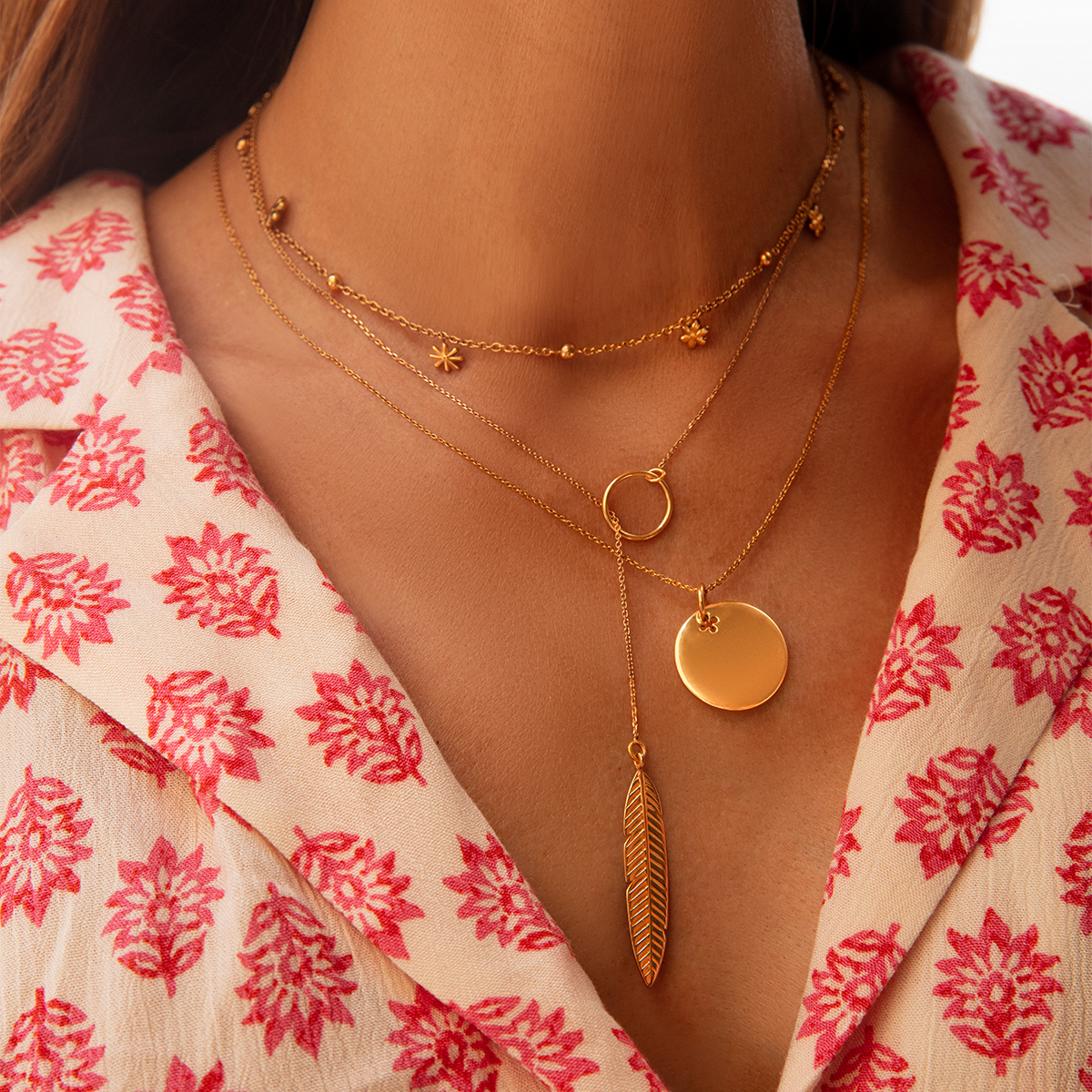 Collier fin en or : le bijou délicat qui illumine chaque tenue