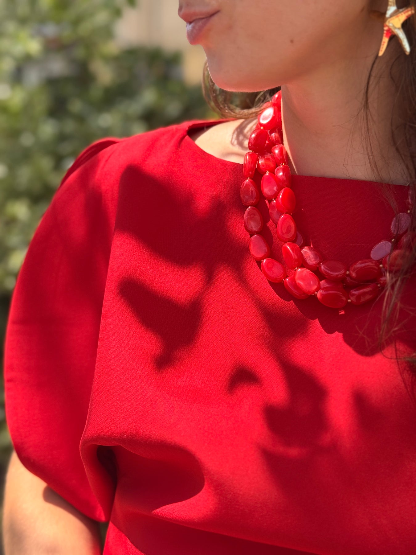 Collier rouge femme : l’accessoire élégant qui illumine votre style